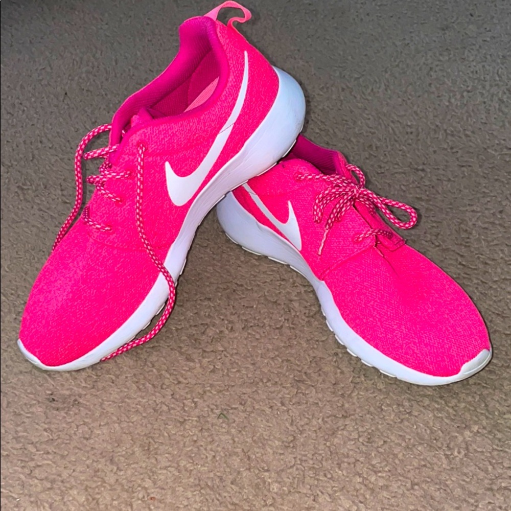 Nike Roche Ones - Pink and White